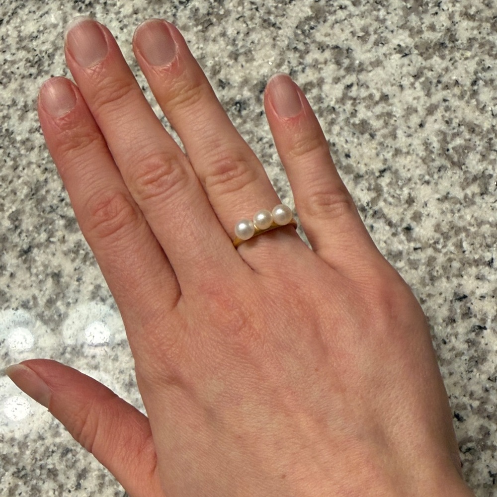 Elegant Gold Pearl Ring